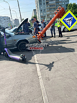 Машина снесла светофор на пересечении кемеровских проспектов: приехала Росгвардия