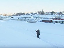 По речному льду добираются до цивилизации жители Затона