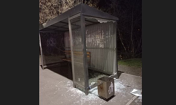 Неизвестный серьезно повредил остановку в Новокузнецке