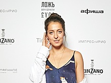 Дизайнер Лебедев пришел на премьеру шоу «Ложь» с розовыми волосами, а балерина Меськова — в платье с котами