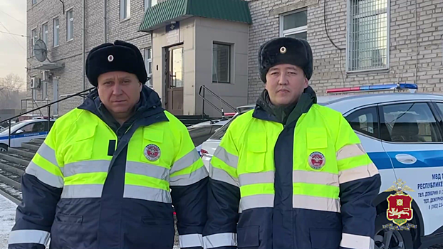 В Хакасии полицейские довезли до дома мужчину, который до этого шел пешком по трассе девять часов