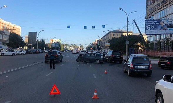 Трое новосибирцев оказались в больнице после автоаварии на улице Кирова