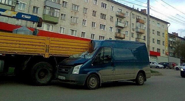 В Кирове пьяный водитель Ford въехал в стоящий КамАЗ: мужчину вырезали из салона специнструментом