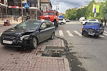 В аварии на перекрестке Первомайской и Республики пострадали два пассажира столкнувшихся легковушек