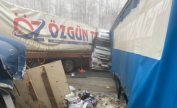 В Саратовской области произошло массовое ДТП с участием 21 машины, в том числе грузовых