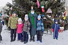 Одну из первых городских ёлок Марина Денисова вместе с детьми открыла в Молочном