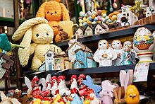 Игрушки, расписные платки и предметы декора: на фестивале «Пасхальный дар» работает благотворительный маркет
