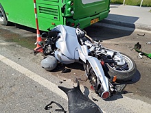 В Тюмени мотоциклист врезался в автобус, который высаживал пассажиров