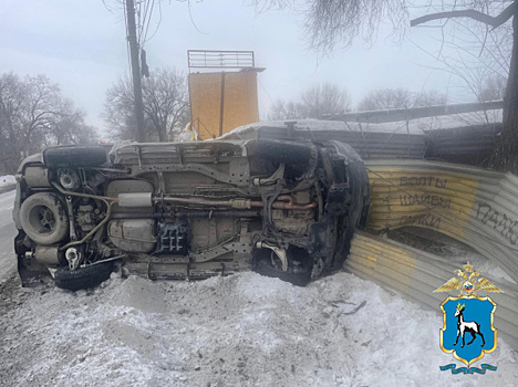 В Самаре на Аэропортовском шоссе перевернулась иномарка