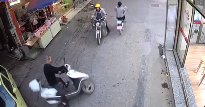 Китайский скутерист сделал пируэт достойный ниндзя. Видео