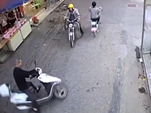 Китайский скутерист сделал пируэт достойный ниндзя. Видео