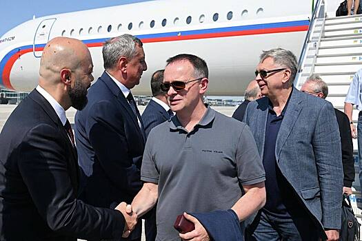 Мединский прибыл на переговоры в Стамбуле в футболке «Putin Team»