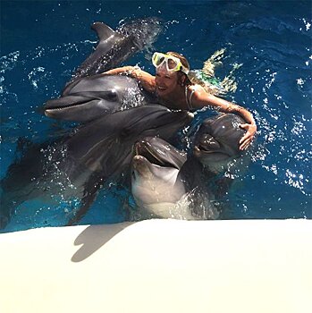 Любят тебя шпротики: Катерина Шпица фотографируется с дельфинами в Крыму