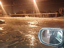 «Вся дорога полностью в воде»: на Заводском шоссе прорвало трубу с водоснабжением