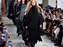 Нью-Йорк в движении: асимметрия, динамизм и голливудский шик в новой коллекции Michael Kors осень-зима 25/26