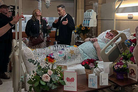 Певец Элтон Джон сыграл пациента в новом мюзикле