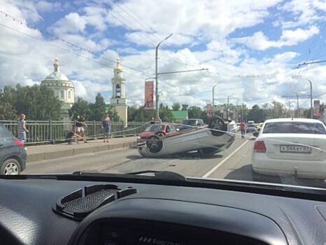 На Тургеневском мосту в Орле «Опель-Астра» перевернулся на крышу