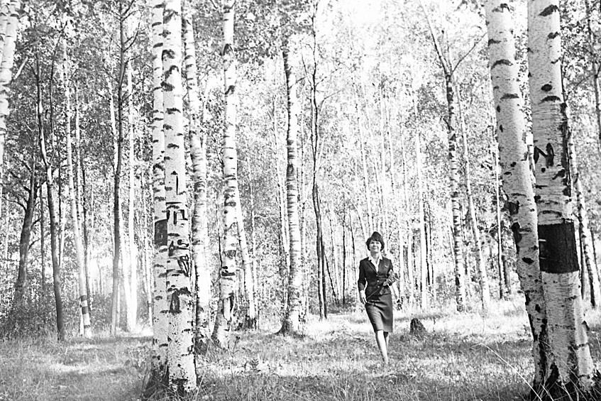 Стюардесса Аэрофлота Инна Давкова во время прогулки в березовой роще перед рейсом, СССР, 4 сентября 1966 года