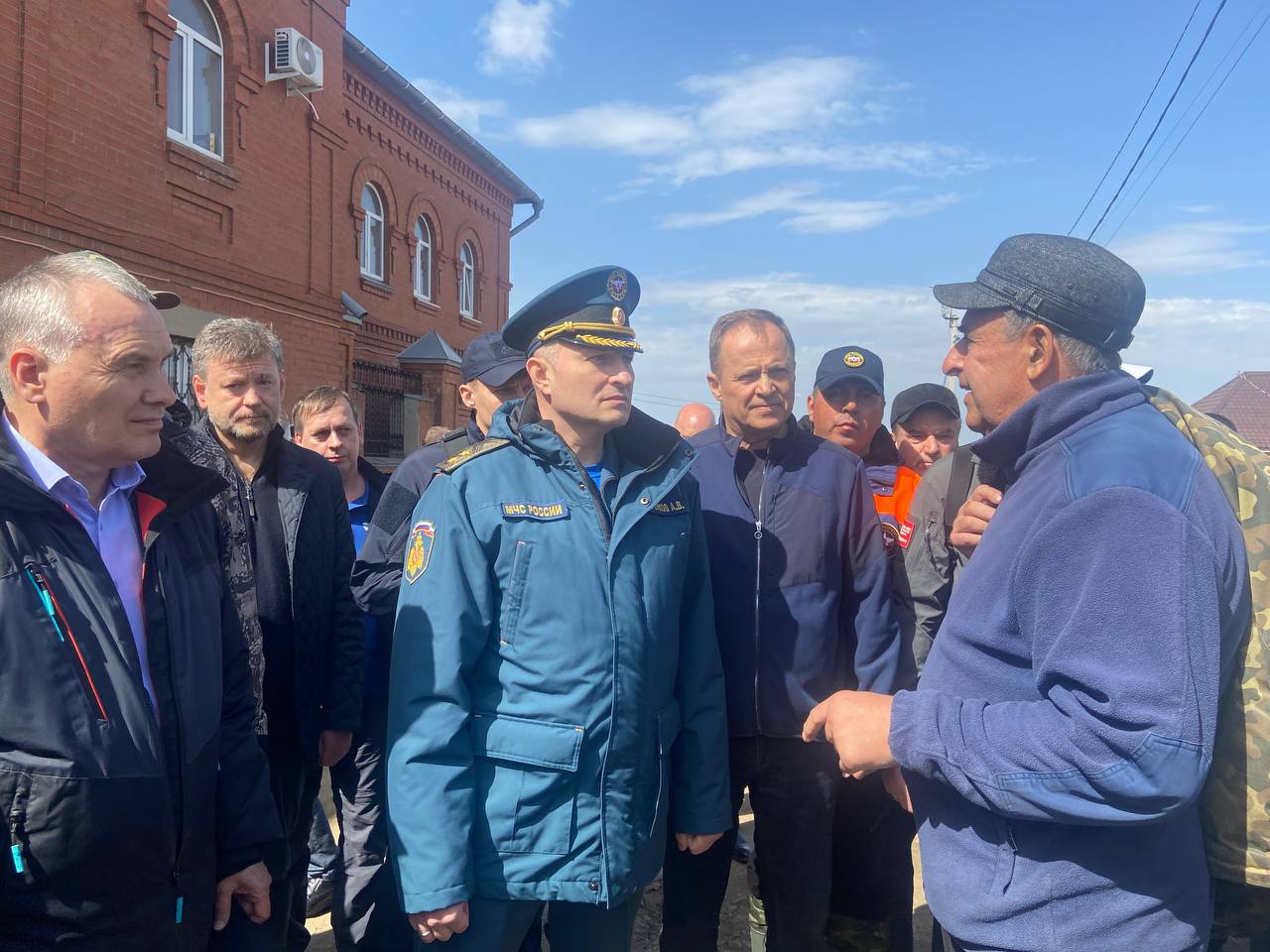 Глава МЧС России встретился с пострадавшими от наводнения жителями Орска