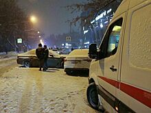 Автомобиль сбил пешеходов в Москве и врезался в другую машину