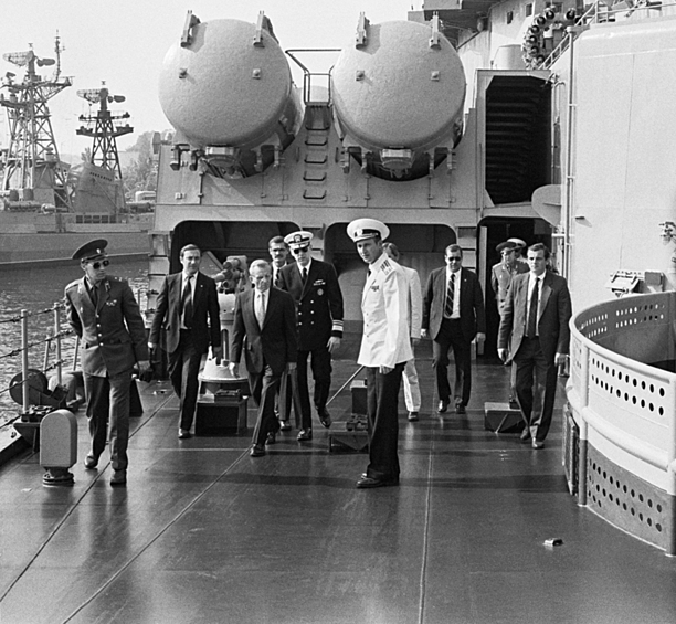 Министр обороны США Ф. Карлуччи, министр обороны СССР генерал армии Д.Т. Язов и другие официальные лица во время посещения ракетного крейсера, 1988 год