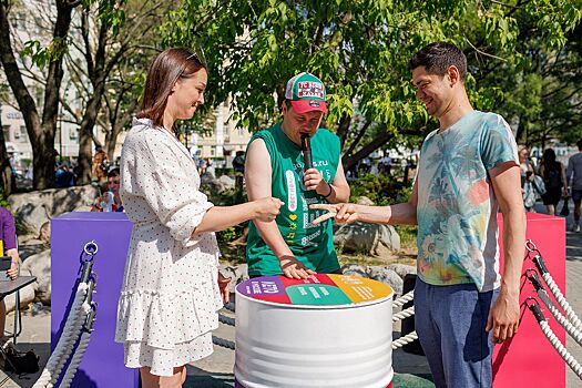 В столице продолжается чемпионат по игре «Камень, ножницы, бумага»