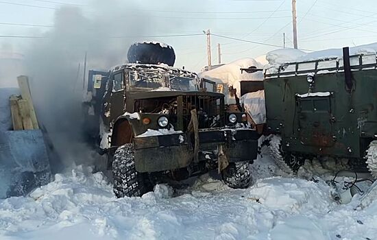 Старый КрАЗ выбирается на дорогу после многолетней спячки