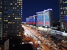 Дома в центре Москвы подсветят в цветах триколора в честь Дня российского флага