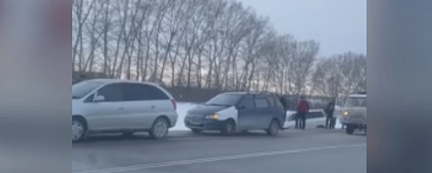 В массовом ДТП с фурой в Новосибирской области пострадали женщина и подросток