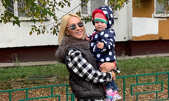 Лера Кудрявцева показала, как ее годовалая дочь играет в прятки