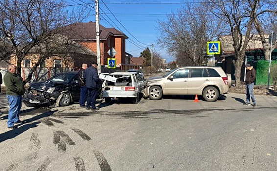 Пострадал ребенок: в Аксае столкнулись три машины