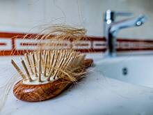 Россиянам раскрыли способы чистки разных видов расчесок