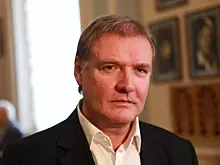 Церемония проходит в сопровождении музыки из спектаклей: сыновья Симонова с трудом сдерживают слезы на похоронах