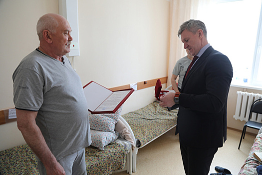 Председатель облдумы Фролов пришел в больницу, чтобы вручить курганцу награду