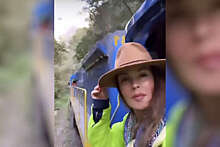 Телеведущая Андреева прокатилась на подножке поезда в Перу