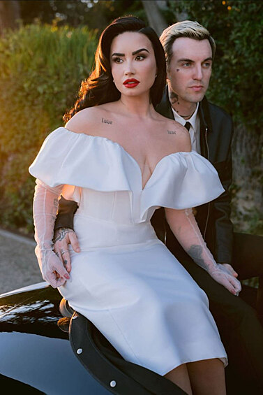 Деми Ловато и Джордан Льютс.   Певица и музыкант объявили о помолвке еще в 2023-м, а обменялись кольцами в мае 2025-го в Санта-Барбаре. Скромная церемония на 135 гостей прошла на территории благотворительной организации Bellosguardo Foundation с видом на океан. Невеста была в платье Vivienne Westwood, сшитом на заказ. Первый танец прошел под живое исполнение песни «Iris» от Джона Резника из группы Goo Goo Dolls. На вечеринке по случаю свадьбы за диджейским пультом стояла Пэрис Хилтон.