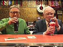 Видео: Билл Гейтс и Уоррен Баффет вспоминают свой первый бизнес и выбирают сладости