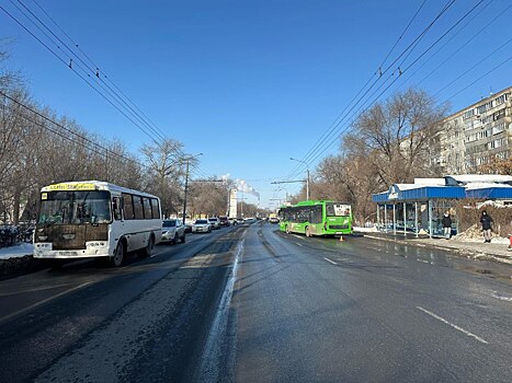 В Оренбурге женщина во время посадки в автобус упала и попала под колеса
