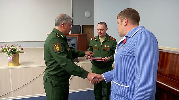 За мужество и отвагу: в госпитале Вишневского вручили награды отличившимся в спецоперации