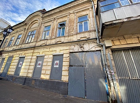 В центре Ростова снесли один старинный дом и законсервировали другой