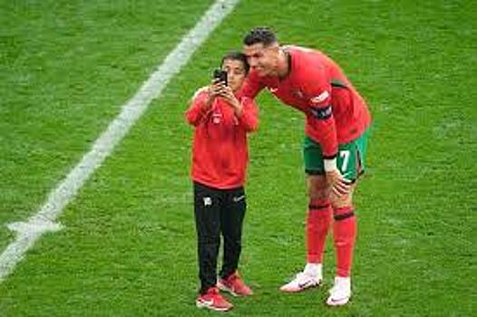 УЕФА ужесточит меры безопасности на стадионах после инцидента на поле с Криштиану Роналду