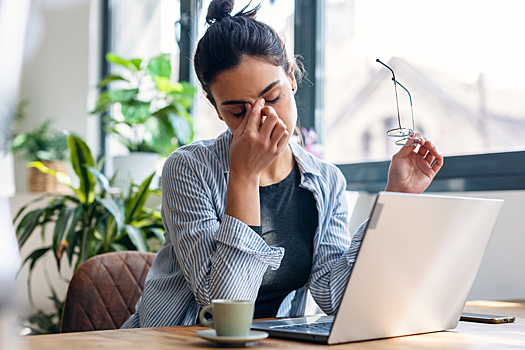 Названы главные раздражители россиян на работе