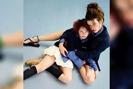 Дочери актрисы Миллы Йовович снялись в одинаковых рубашках