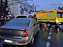 В Пензе спасатели достали женщину из попавшей в ДТП машины