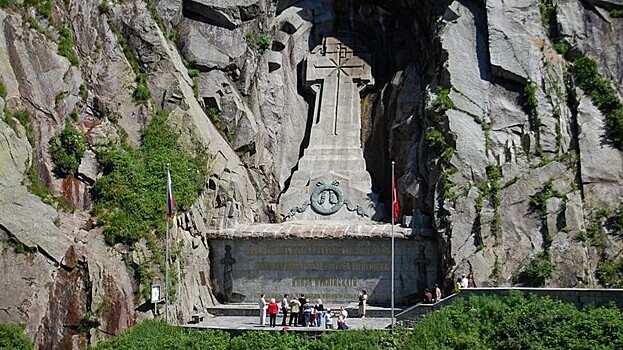 Монумент памяти перехода Суворова через Альпы в Швейцарии очищен от краски