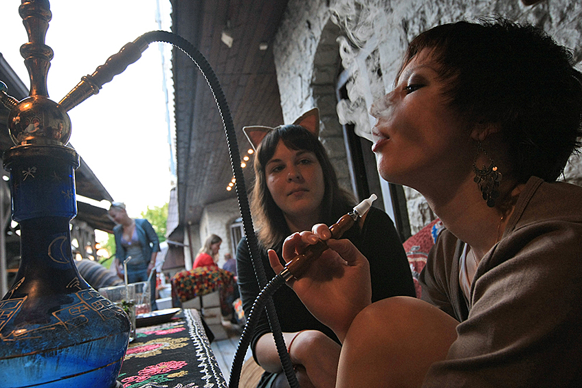 Вводится запрет на курение кальянов в ресторанах, барах, кафе.