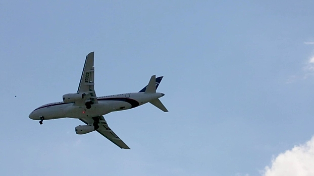 Самолет Sukhoi Superjet-100 подал сигнал бедствия из-за возможной разгерметизации