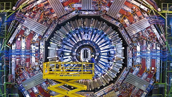 Большой адронный коллайдер запустили на рекордную мощность
