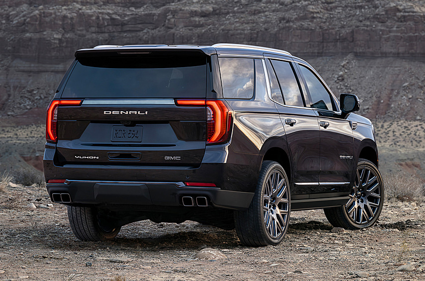 GMC Yukon, как и Cadillac Escalade обновился летом 2025 года. Ключевые внешние нюансы рестайлингового автомобиля — переиначенная передняя часть кузова с G-образными фарами и другой радиаторной решеткой. Выглядит оригинально и точно не хуже «Кадиллака»!