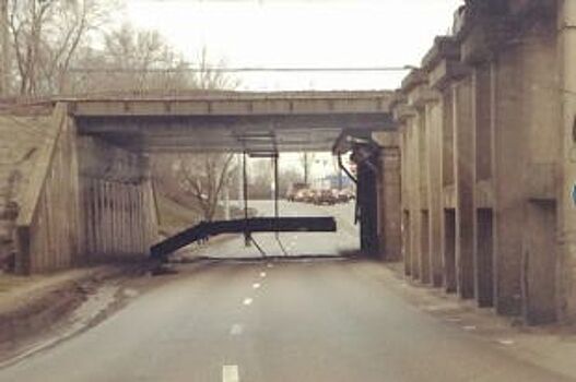 Часть моста рухнула на дорогу в Железнодорожном районе Воронежа
